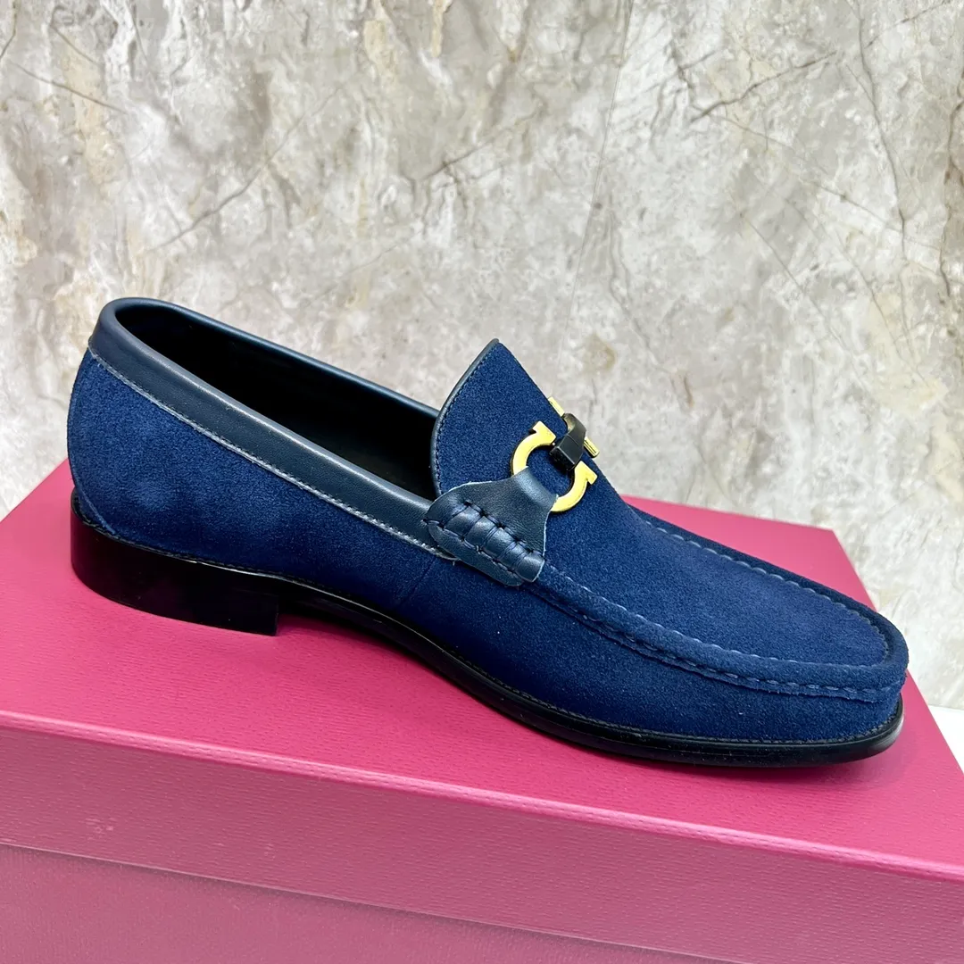Original quality P580 Brand: Ferragamo Standard size: Men's size 38/44 (45 can be customized) Grade: Same style as the official website High-quality men's shoes Material: Customized first-layer calfskin with water-dyed cowhide lining Cowhide tiptoe Original non-slip and wear-resistant rubber outsole Style category: Men's formal business leather shoes Young and fashionable European and American trends British style Casual matching Comfortable feet Color: Actual picture